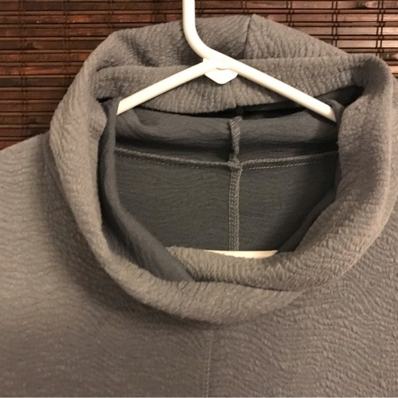 Zyia Active Quilted Hooded Pillover - Picture 2 of 6